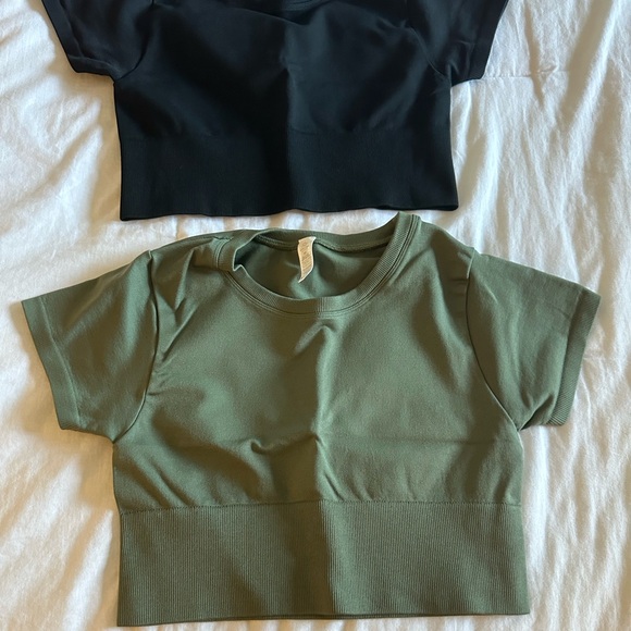 BUNDLE (2) Aerie Offline Small Sidewalk Seamless Short Sleeve Cropped Shirt - Picture 4 of 7